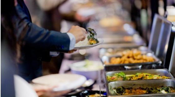 Wie Catering Ihnen bei der Planung eines gelungenen Events hilft